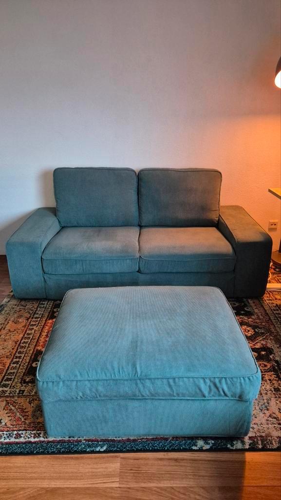 Ikea Kivik 2-zitsbank + poef - Kelinge grijsturkoois, Huis en Inrichting, Banken | Sofa's en Chaises Longues, Zo goed als nieuw