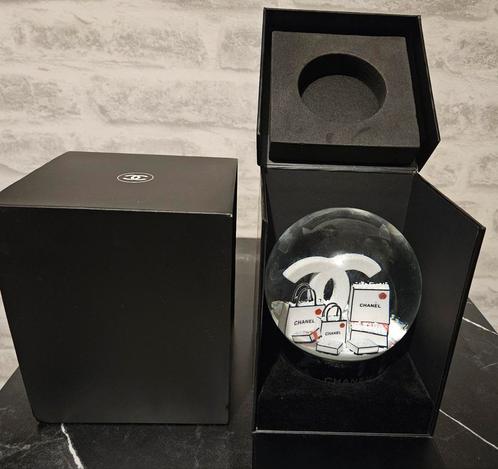 Chanel snowglobe / sneeuwbol, Huis en Inrichting, Overige Huis en Inrichting, Zo goed als nieuw, Ophalen of Verzenden