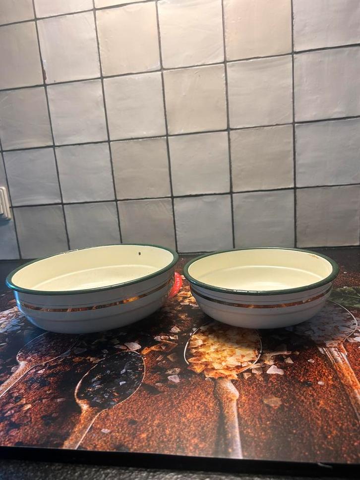2 Emaile schalen creme/gebroken wit gouden biezen rand groen, Antiek en Kunst, Antiek | Emaille, Ophalen of Verzenden
