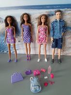 3 barbies en 1 Ken in zomerse outfit, Kinderen en Baby's, Speelgoed | Poppen, Ophalen of Verzenden, Zo goed als nieuw, Barbie