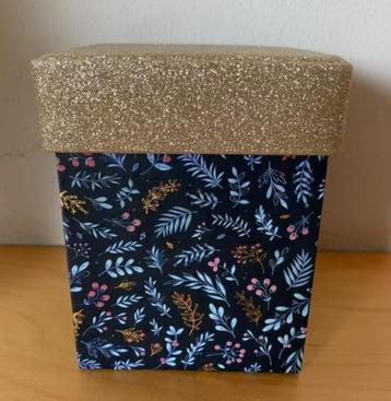 Leuk, blauw doosje met glitterdeksel en laadjes, leuke detai beschikbaar voor biedingen