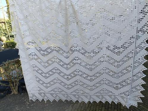 Vintage hand gehaakt sprei deken 2.20 x 2.15 mtr, Huis en Inrichting, Slaapkamer | Beddengoed, Gebruikt, Deken of Dekbed, Tweepersoons