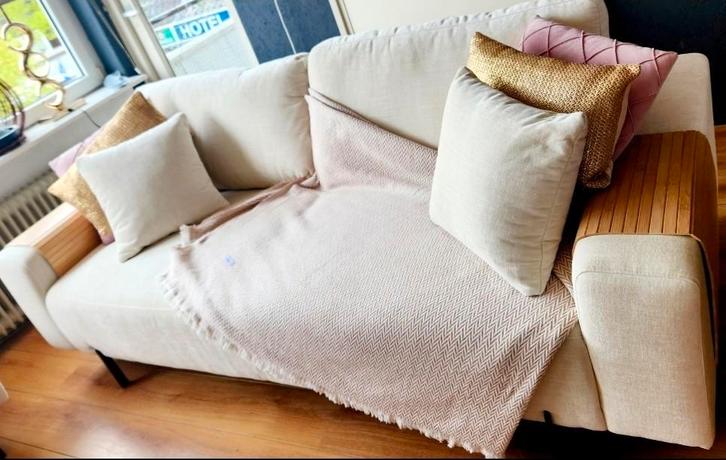 Seats and Sofas Brent bank + hocker- z.g.a.n. 220 breed, Huis en Inrichting, Banken | Bankstellen, Zo goed als nieuw, Driepersoons