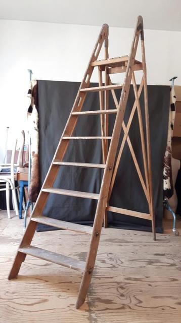 *** vintage hoge HOUTEN TRAP *** beschikbaar voor biedingen