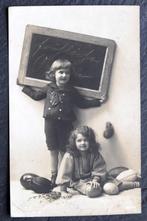 Vrolijk Pasen schrijven de meisjes op het krijtbord, 1910, Verzamelen, Ansichtkaarten | Themakaarten, Verzenden, Voor 1920, Gelopen