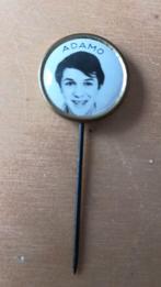 Knoop speldje van zanger Adamo, Verzamelen, Speldjes, Pins en Buttons, Ophalen of Verzenden, Gebruikt