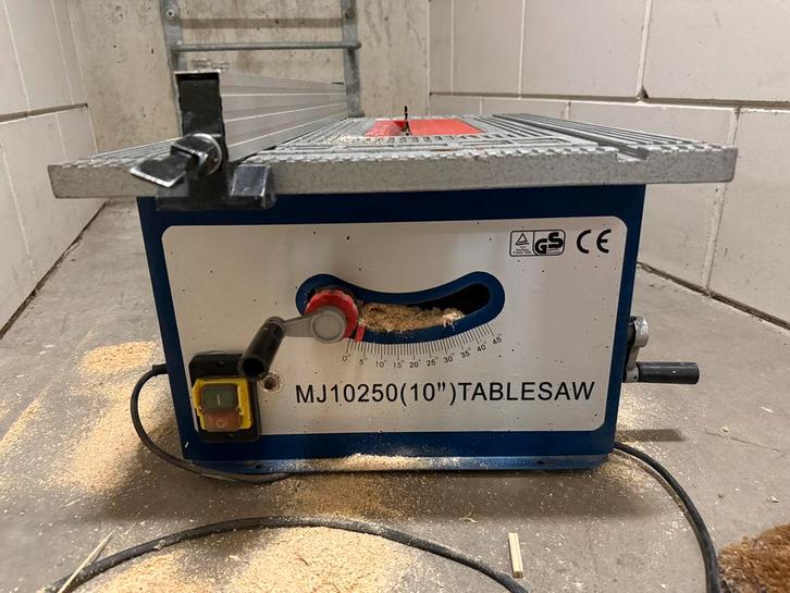 Zaagtafel met geleider, Doe-het-zelf en Verbouw, Gereedschap | Zaagmachines, Gebruikt, Cirkelzaag, 1200 watt of meer, 30 tot 70 mm