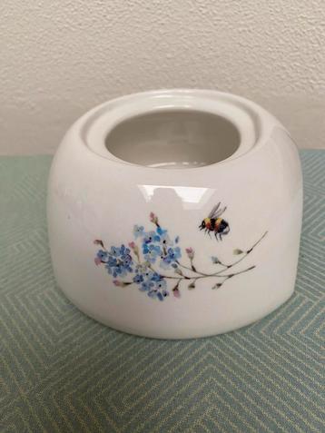 Lief theelicht met bloemen en bij beschikbaar voor biedingen