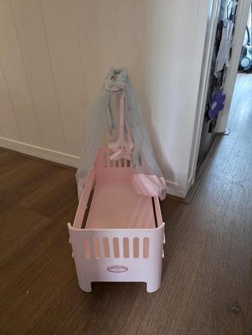 Poppenbed met baby björn poppen beschikbaar voor biedingen