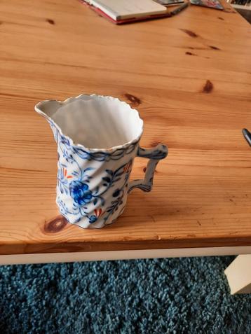Roomkannetje met blauw bloemmotief beschikbaar voor biedingen