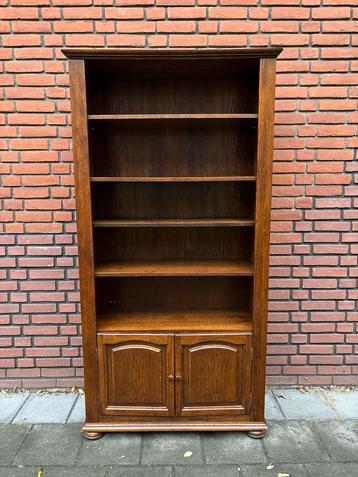 Houten boekenkast met deuren beschikbaar voor biedingen