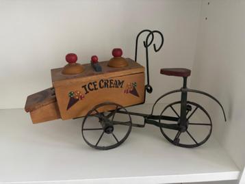 IJskarretje, Ice cream, antiek speelgoed beschikbaar voor biedingen