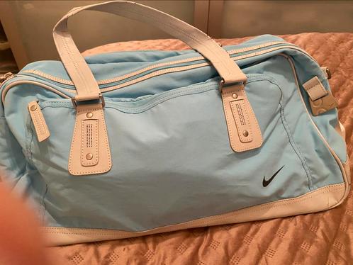Nike sport/weekeindtas. Kleur lichtblauw, Sieraden, Tassen en Uiterlijk, Tassen | Reistassen en Weekendtassen, Gebruikt, Blauw