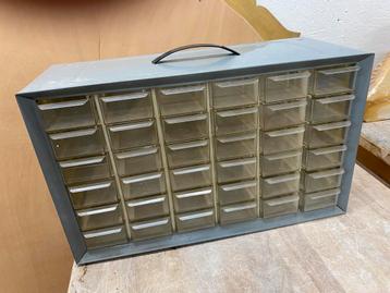 retro vintage gereedschapskastje niet gratis wel koopje beschikbaar voor biedingen