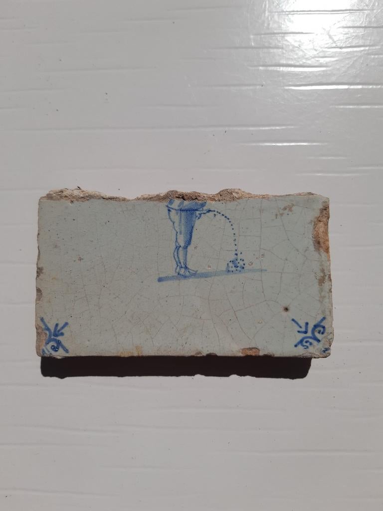 Antieke Delfts Blauwe Tegel met Urinerende Man, Ophalen of Verzenden