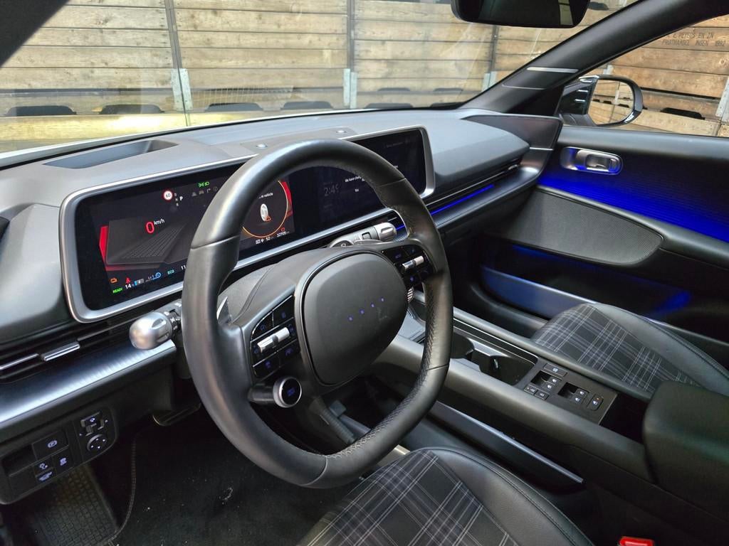 Hyundai IONIQ 6 First Edition AWD 77.4 kWh HUD Panorama 360, Auto's, Gebruikt, Zwart, Leder en Stof, Wit