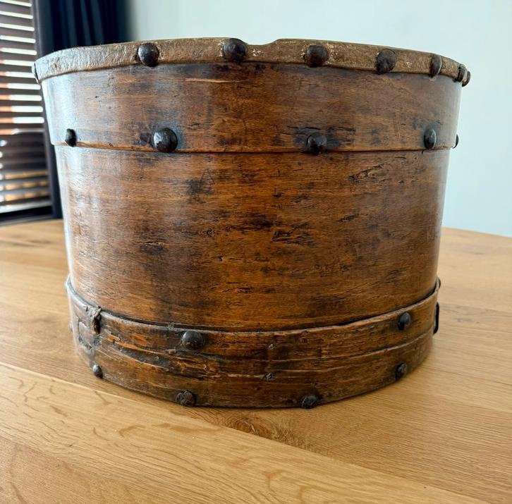 Houten opberg mand (antieke graanmaat bak), Huis en Inrichting, Woonaccessoires | Schalen en Manden, Gebruikt, Mand, Rond, Hout