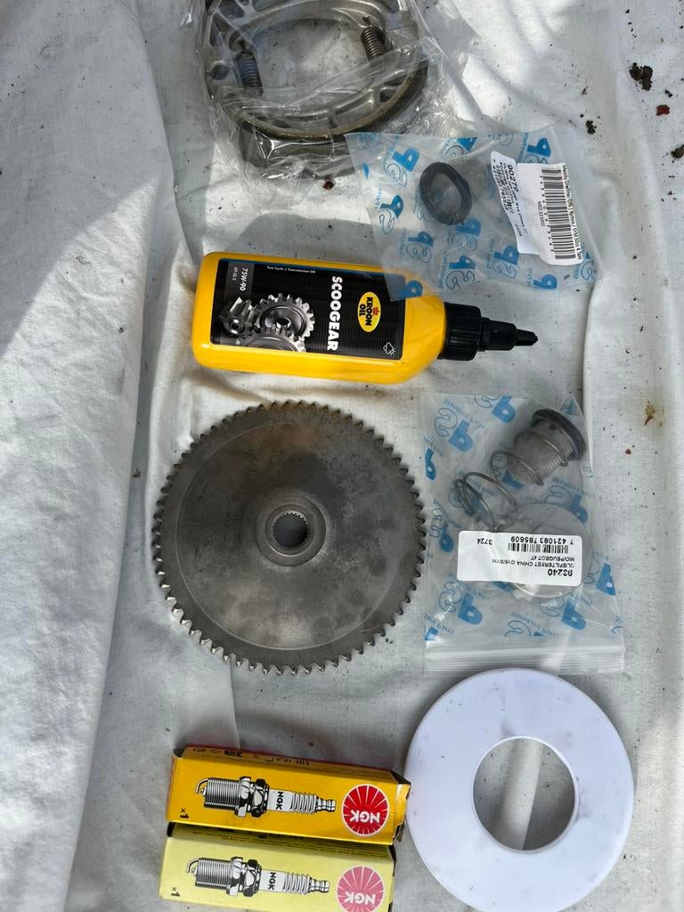 Gratis ! Div onderhoud onderdelen. Kymco New Like, Fietsen en Brommers, Scooters | Kymco, Ophalen, Gebruikt, Benzine, Overige modellen