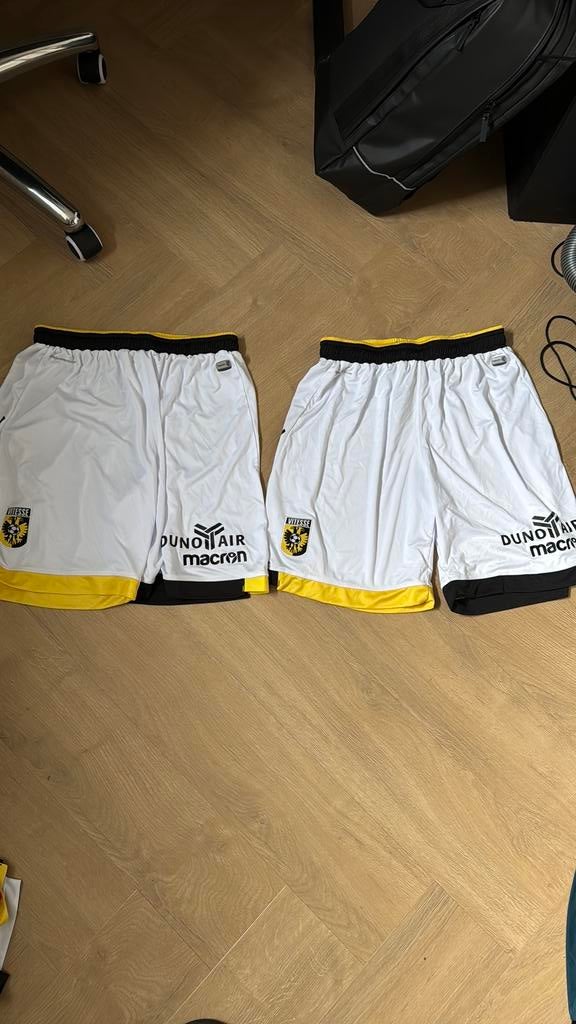 Nieuwstaat: 2 originele Vitesse voetbalbroekjes maat L, Maat L, Ophalen of Verzenden, Zo goed als nieuw, Broek