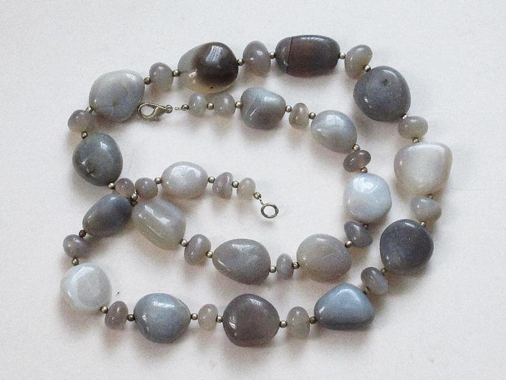 Vintage kralen collier van natuurlijke grijze agaat, 80cm., Sieraden, Tassen en Uiterlijk, Kettingen, Zo goed als nieuw, Steen of Mineraal