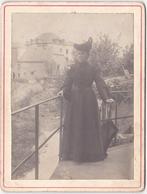 Antieke foto vrouw met industrieel decor (mouterij?), Gebruikt, Verzenden, Foto, Buitenland