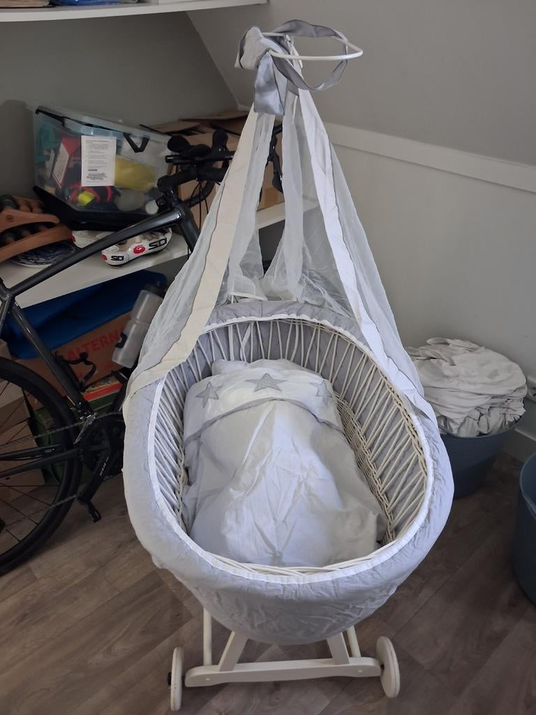 Wiegje met sluier en wieltjes, Ophalen, Wieg