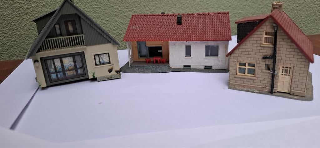 3 x MODELHUISJES HO, Hobby en Vrije tijd, Modeltreinen | H0, Overige merken, Gebruikt, Gelijkstroom of Wisselstroom, Brug, Tunnel of Gebouw