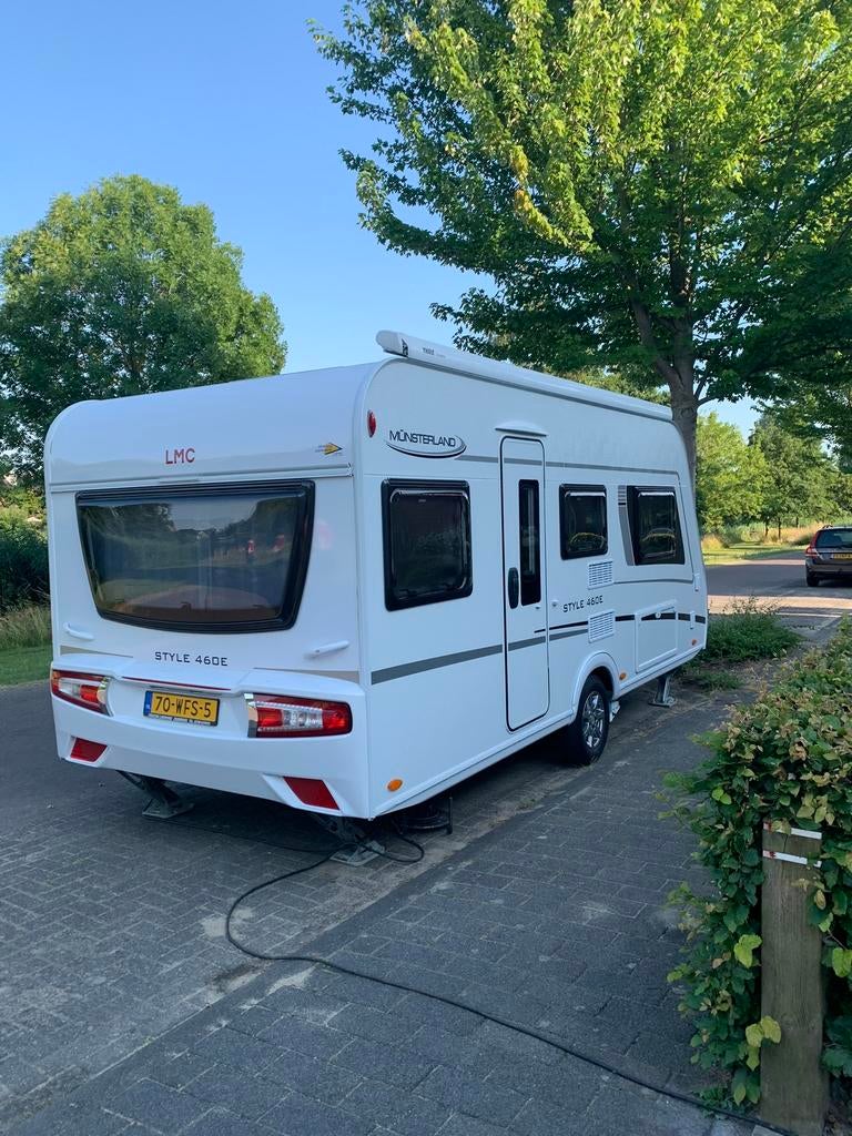 LMC 460 E Style airco, dubbele bedden (of 1 groot bed), Caravans en Kamperen, Caravans, Schokbreker, Treinzit, Particulier, 6 tot 7 meter