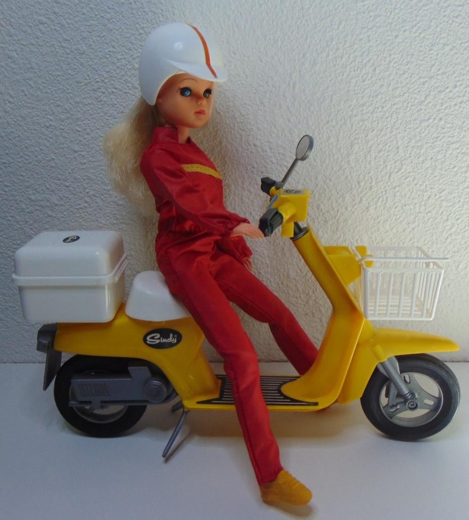 Sindy Barbie vintage met haar gele brommer, Verzamelen, Poppen, Ophalen of Verzenden, Gebruikt, Pop