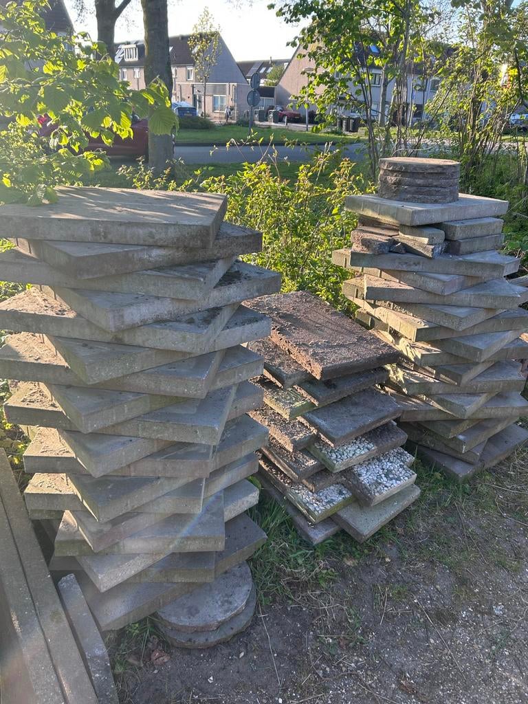Gratis beton tegels af te halen in Almere Waterwijk, Tuin en Terras, Tegels en Klinkers, Ophalen, Gebruikt, 10 m² of meer, Beton