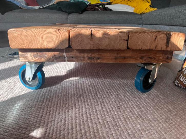 Robuuste salontafel van eiken balken op wielen, Huis en Inrichting, Tafels | Salontafels, Gebruikt, Minder dan 50 cm, 50 tot 100 cm