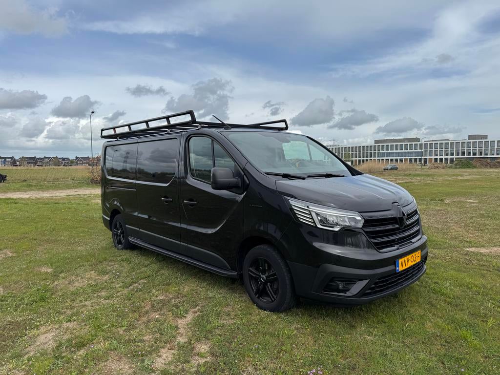 Renault Trafic GB 2.0 Blue dCi 131pk L2h1 T30 2023 Zwart, Auto's, Voorwielaandrijving, Stof, Zwart, 4 cilinders