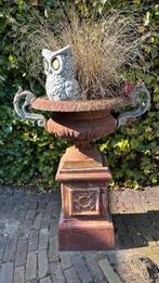 Roestkleurige gietijzeren brocante Franse vaas met sokkel, Ophalen, Gebruikt
