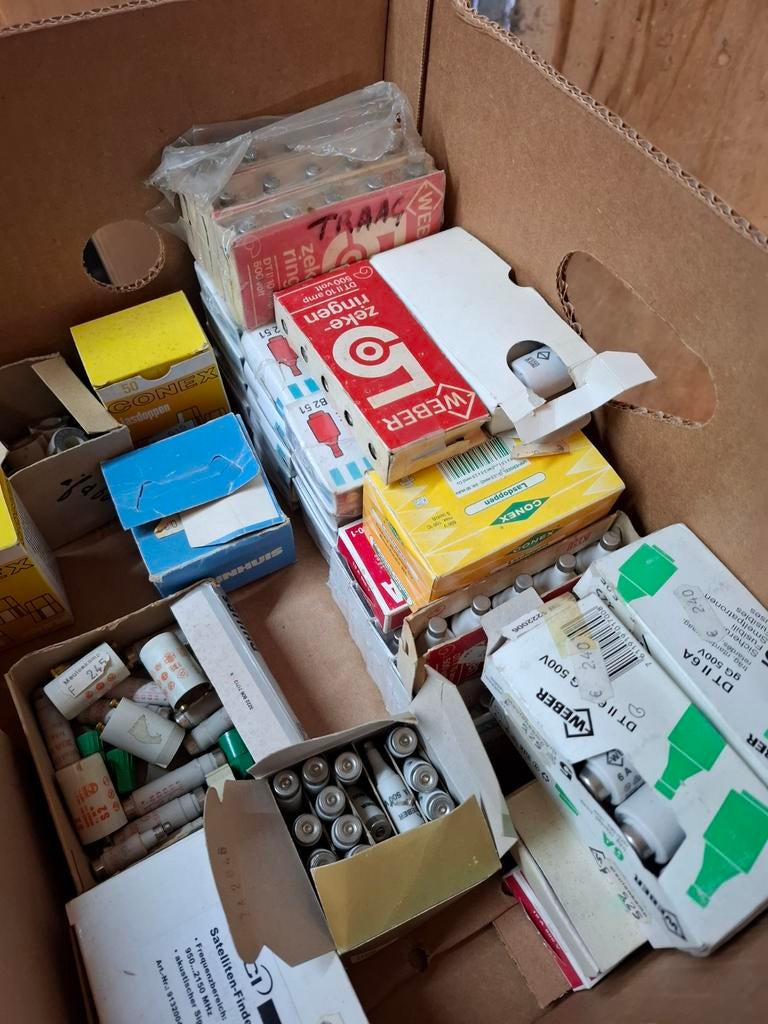 Partij diverse zekeringen en elektrische componenten, Ophalen, Zo goed als nieuw, Overige typen