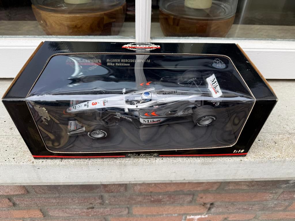 1:18 McLaren Mercedes MP4/16 #3 Hakkinen 2001 Minichamps, Hobby en Vrije tijd, Modelauto's | 1:18, Minichamps, Auto, Ophalen of Verzenden