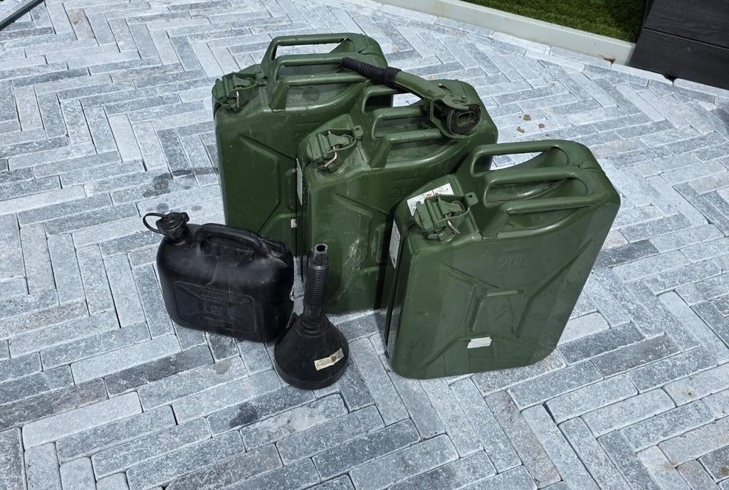 Jerrycans metaal en kunststof met schenktuit, Ophalen of Verzenden