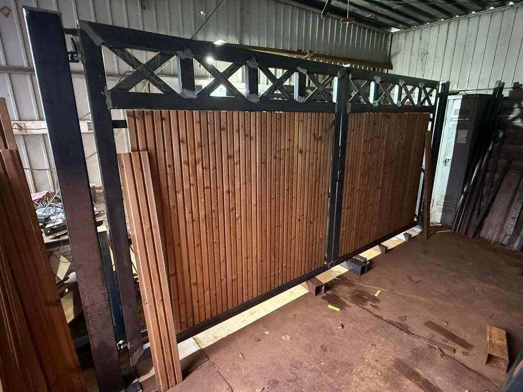 Nieuwe poort staal met hout, 1 tot 2 meter, Minder dan 3 meter, Ophalen of Verzenden, Zo goed als nieuw