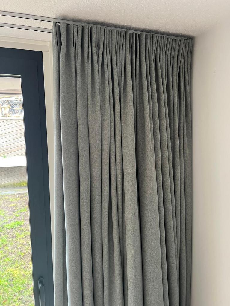 Groen gordijn Kwantum Karlijn | 4m x 2.43 | NIEUW, 200 cm of meer, Nieuw, Ophalen of Verzenden, 200 cm of meer