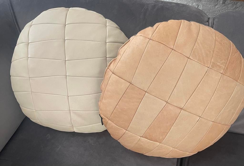 van twee ronde kussens van Bodilson hoogwaardig leer, Huis en Inrichting, Ophalen, Zo goed als nieuw