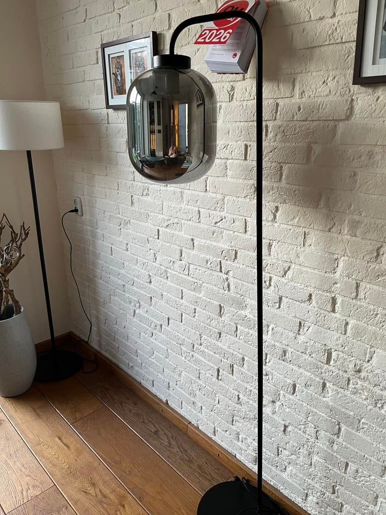 Vloerlamp met rookglas bol, Huis en Inrichting, Lampen | Vloerlampen, Ophalen, Gebruikt, Glas, 150 tot 200 cm