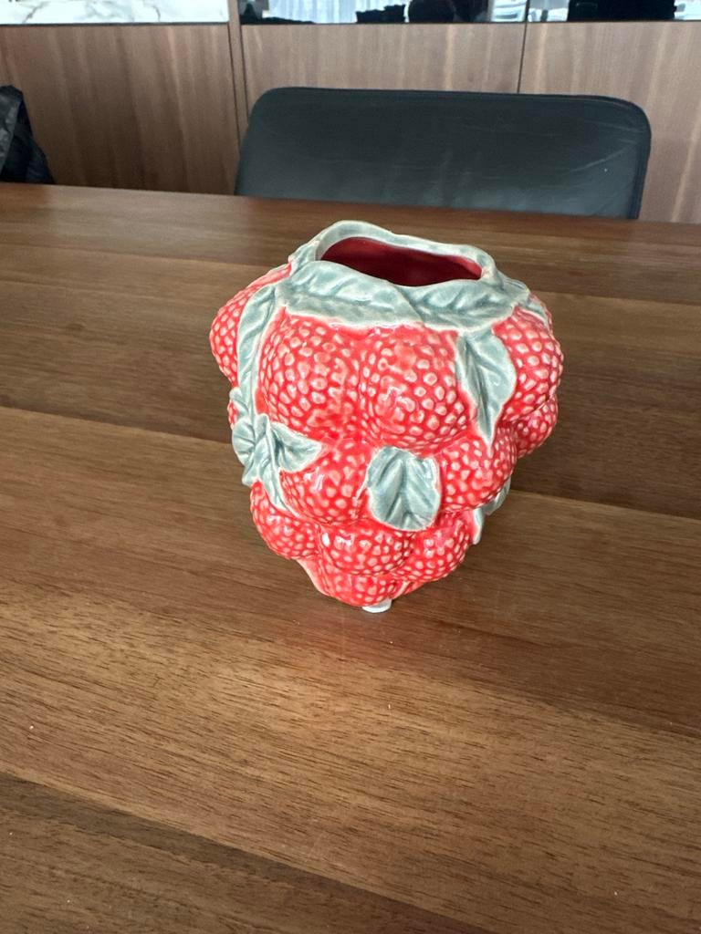Unieke Des Pots Aardbeien Vaas - Handgemaakt Keramiek, Aardewerk of Porselein, Ophalen of Verzenden, Zo goed als nieuw, Minder dan 50 cm