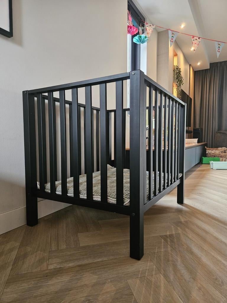 Zwarte Babybox met Koeka boxkleed (lichtgrijs/lichtgroen), Kinderen en Baby's, Boxen, Ophalen, Gebruikt, Vierkant, Boxkleed