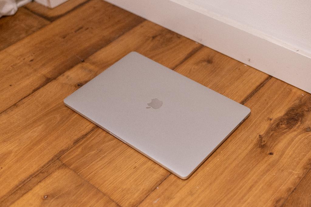 MacBook Pro (15-inch, 2017) Radeon pro 560, Computers en Software, Apple Macbooks, Gebruikt, 2 tot 3 Ghz, 512 GB, 16 GB