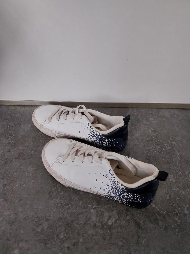 Witte H&M sneakers maat 34 met zwarte en blauwe accenten, Kinderen en Baby's, Kinderkleding | Schoenen en Sokken, H&M, Ophalen of Verzenden