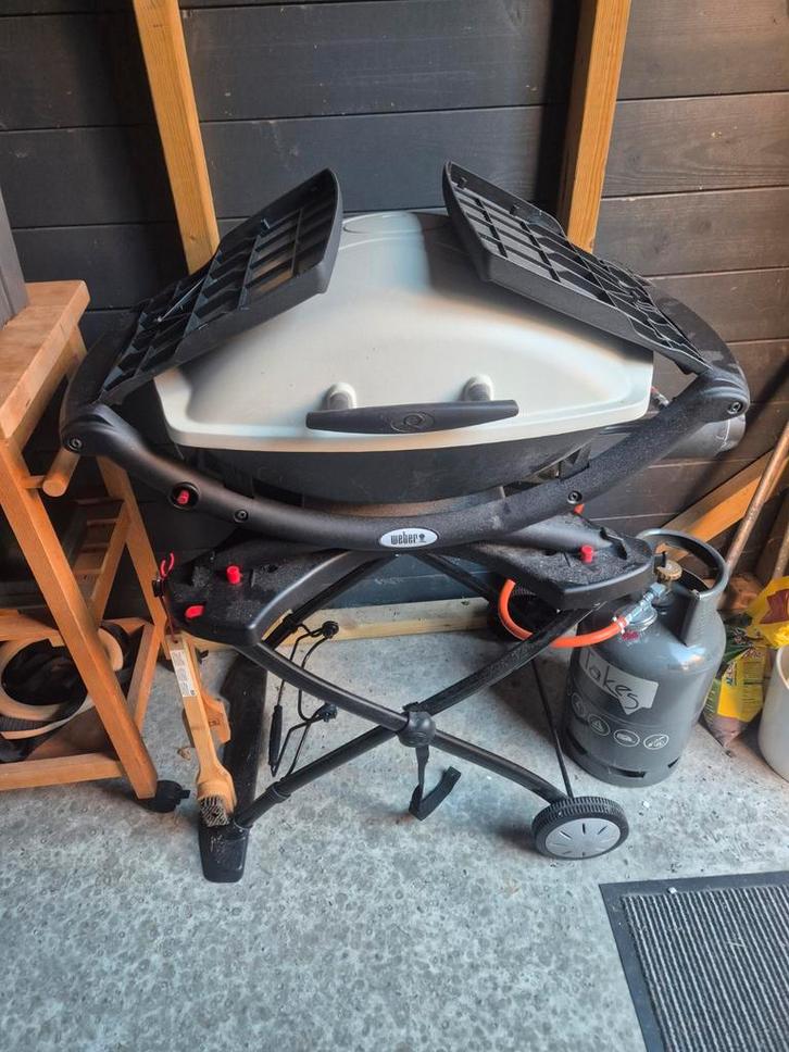 Weber Q2000 gasbarbecue op weber Q2000 onderstel, Tuin en Terras, Gasbarbecues, Ophalen