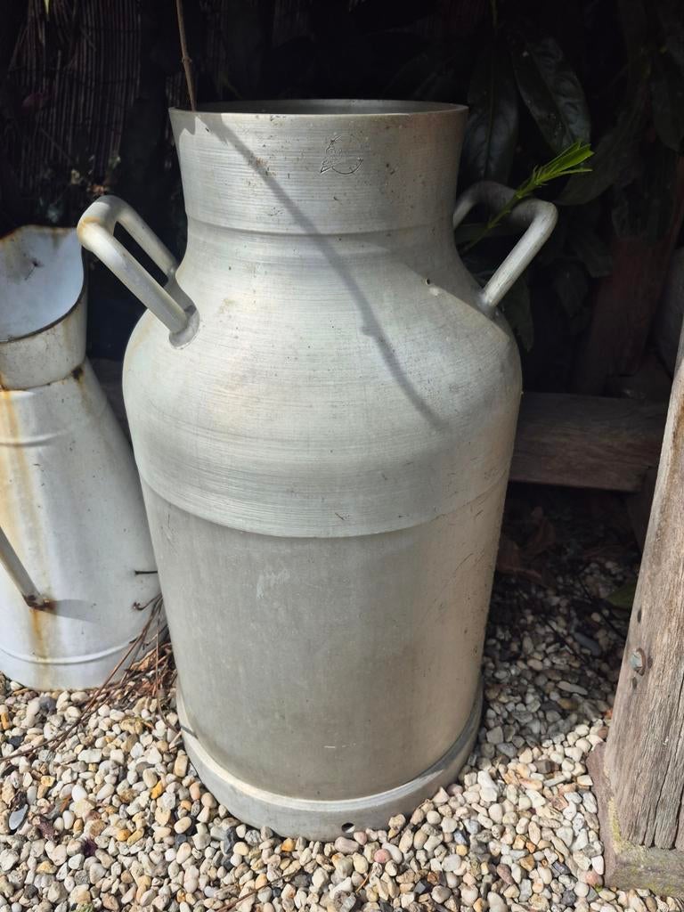 Twee brocante melkbussen, Ophalen