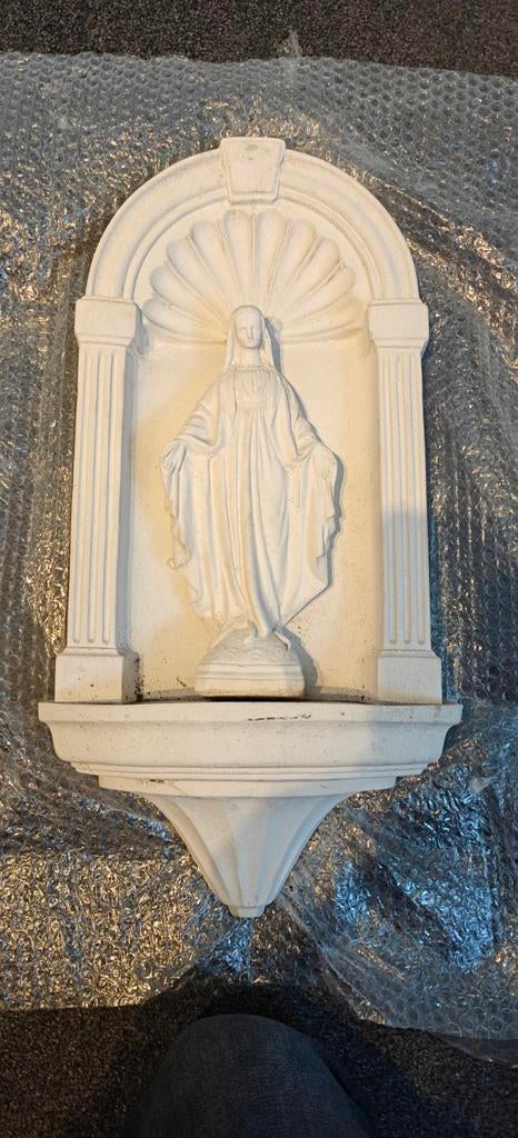 Stenen Mariabeeld om op te hangen, Ophalen