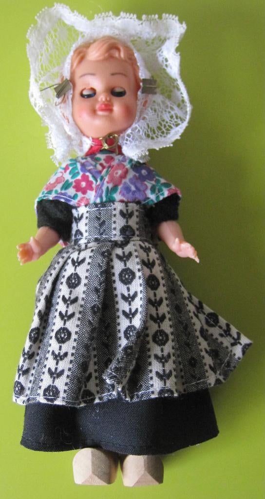 vintage klederdracht popje met houten klompjes, Ophalen of Verzenden, Zo goed als nieuw, Pop