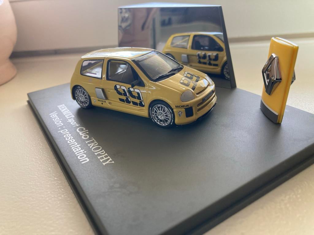 La Renault Clio V6 Trophy en miniature par Universal Hobbies au 1/43e