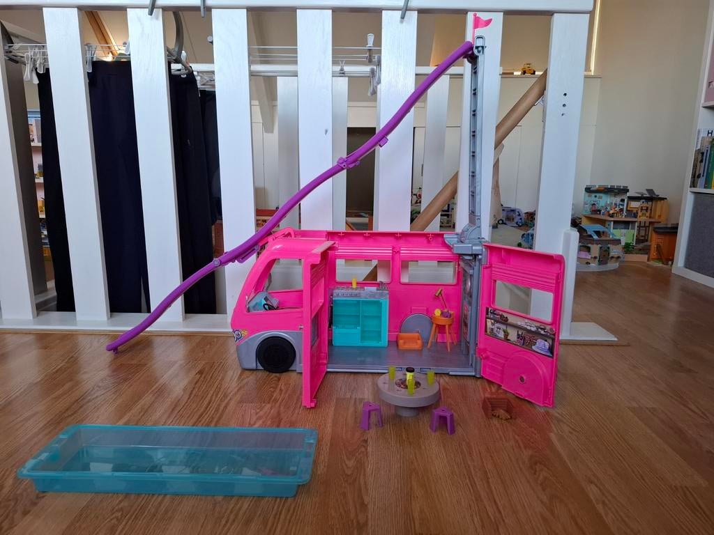 Barbie camper met glijbaan, Ophalen